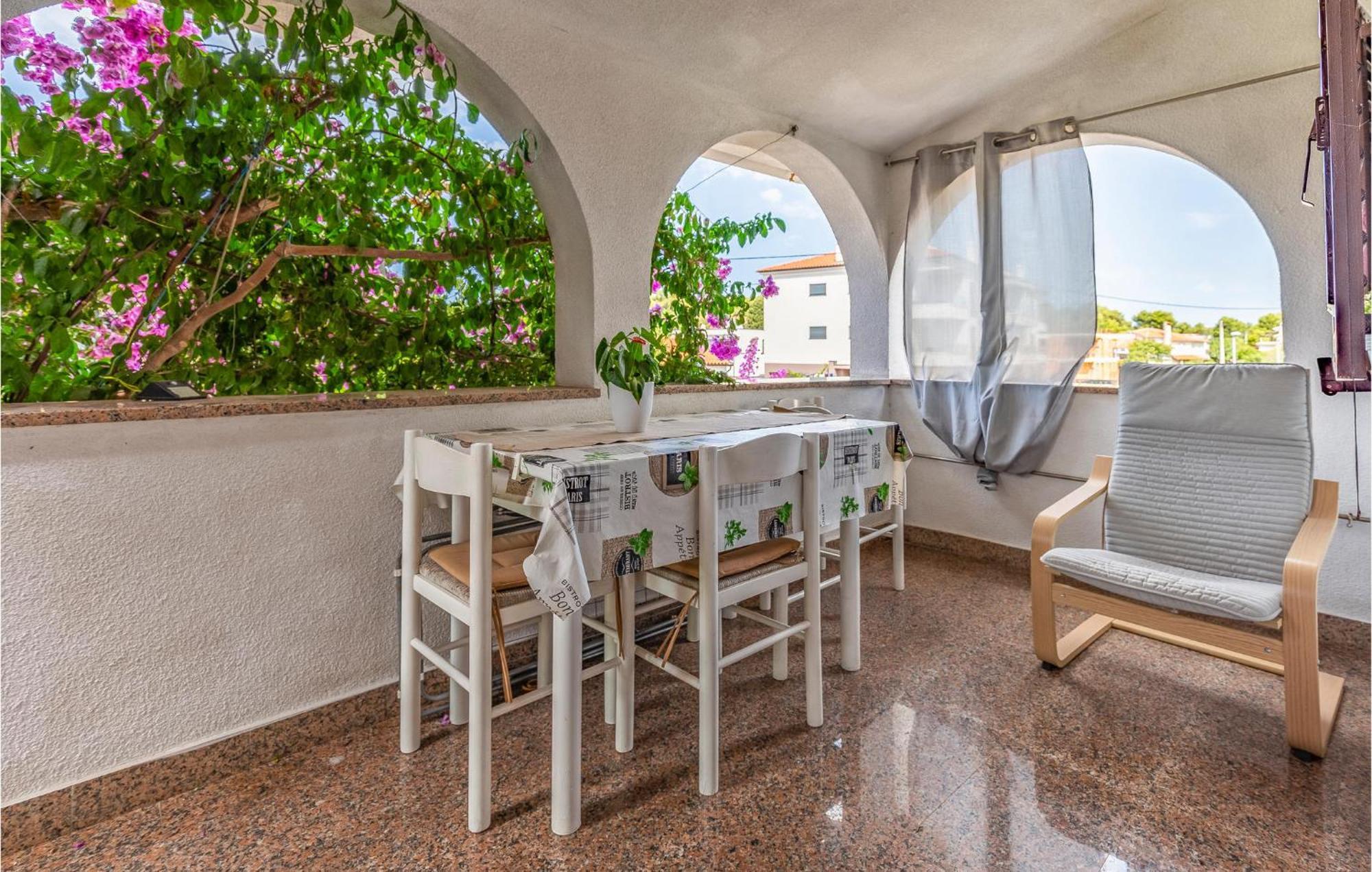 2 Bedroom Beautiful Apartment In Премантура Экстерьер фото