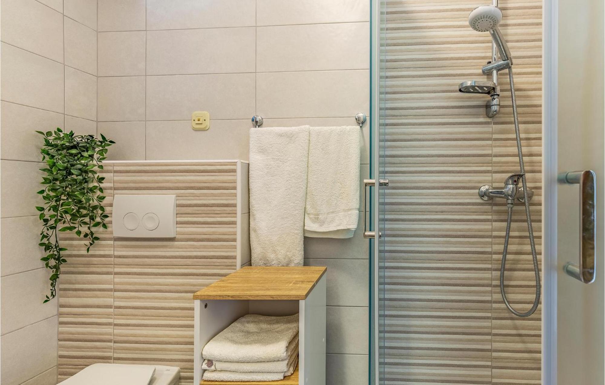 2 Bedroom Beautiful Apartment In Премантура Экстерьер фото