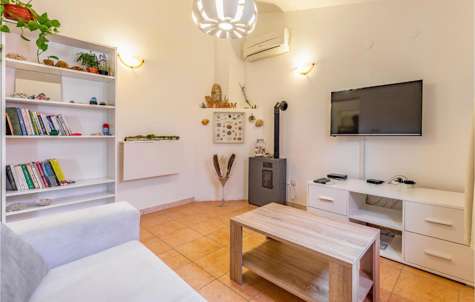 2 Bedroom Beautiful Apartment In Премантура Экстерьер фото