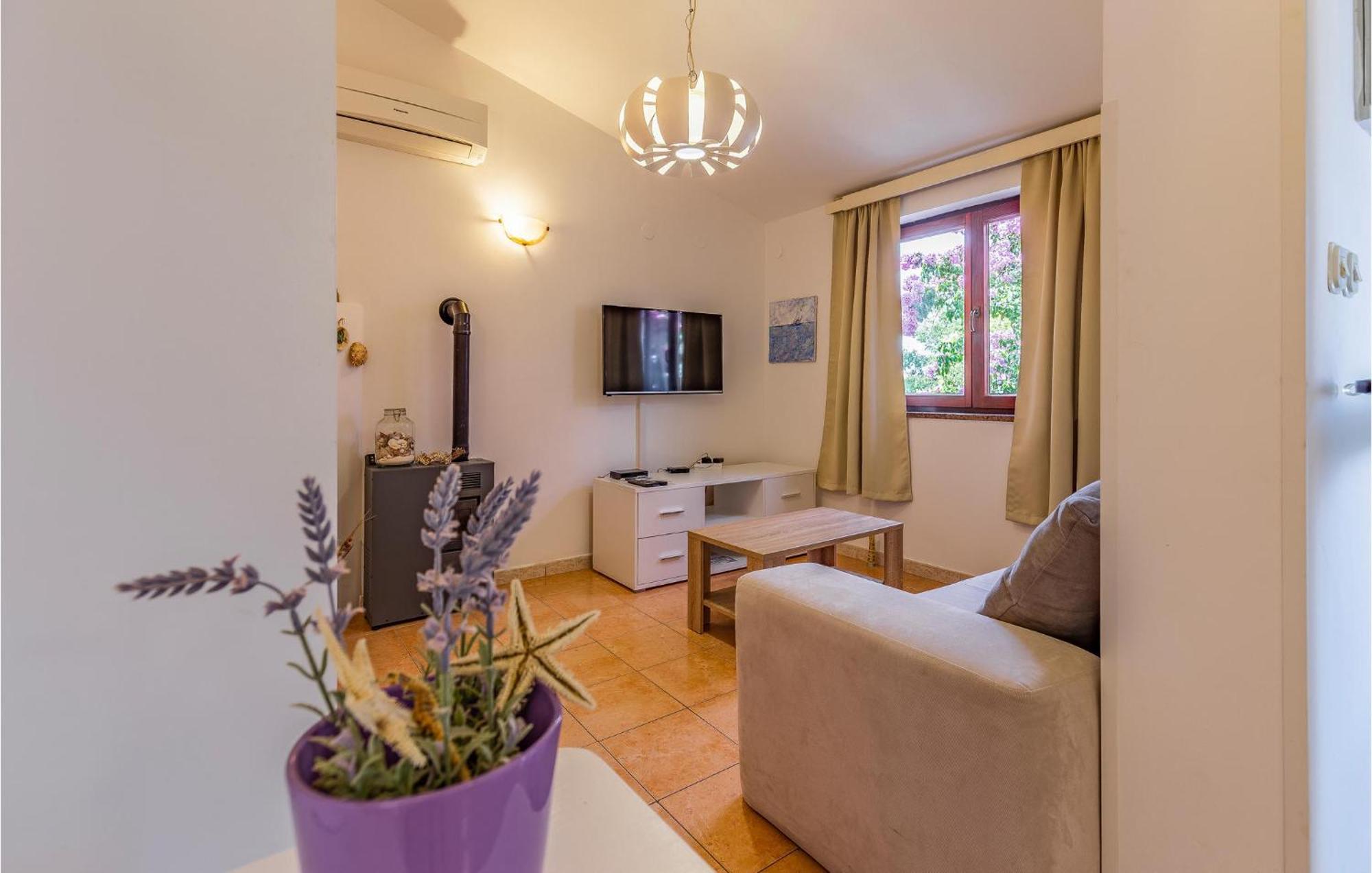 2 Bedroom Beautiful Apartment In Премантура Экстерьер фото